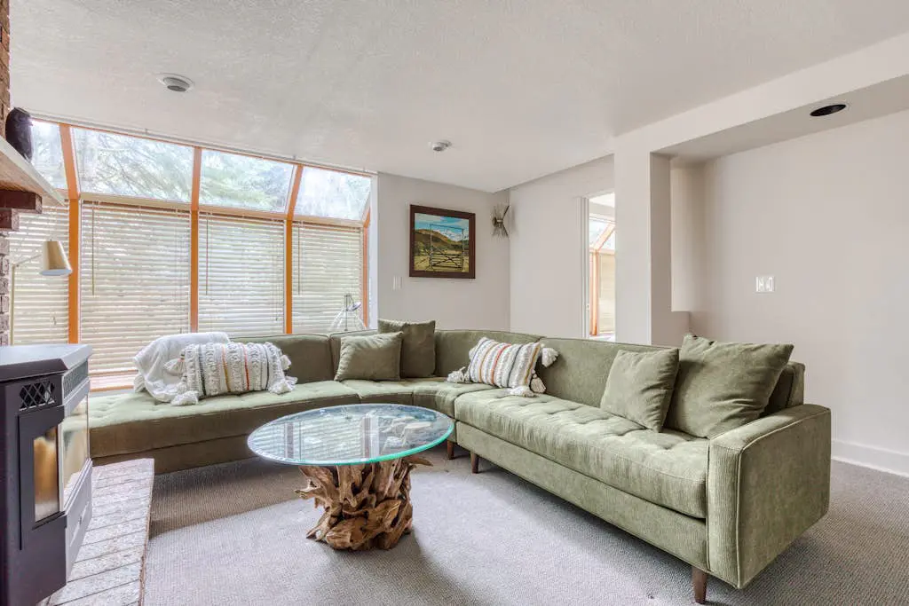 Expansive golf-view getaway with private hot tub, pool, fast WiFi & game room