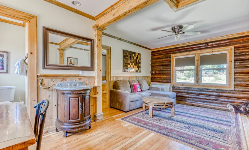 Dog-friendly cabin near White Salmon River with mtn views, WiFi, courtyard, AC