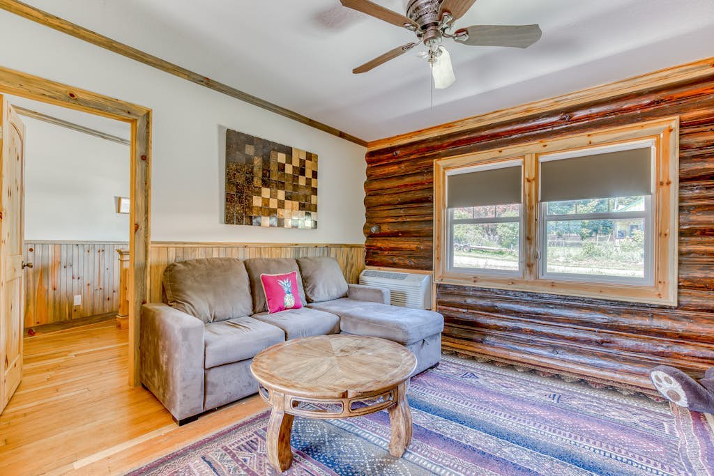 Dog-friendly cabin near White Salmon River with mtn views, WiFi, courtyard, AC