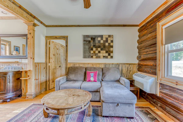 Dog-friendly cabin near White Salmon River with mtn views, WiFi, courtyard, AC