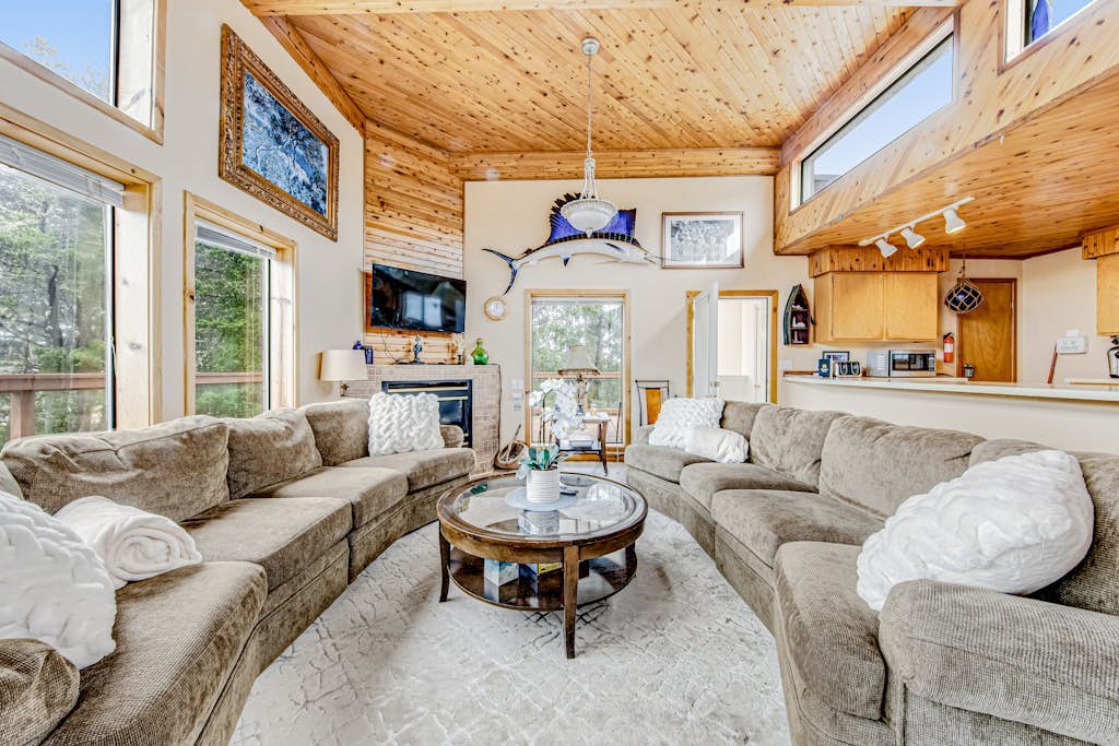 Incredible dog-friendly home with pool table, fast WiFi, gas fireplace, and W/D