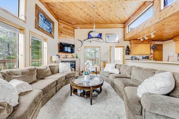 Incredible dog-friendly home with pool table, fast WiFi, gas fireplace, and W/D