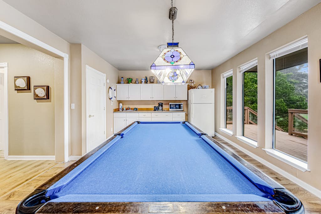 Incredible dog-friendly home with pool table, fast WiFi, gas fireplace, and W/D