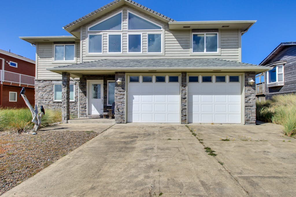 Oceanfront Home with Bay Views, Free WiFi, Gas Grill & Gas Fireplace