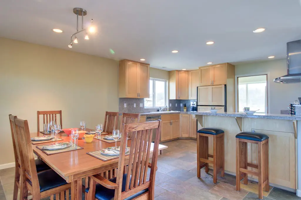 Oceanfront Home with Bay Views, Free WiFi, Gas Grill & Gas Fireplace