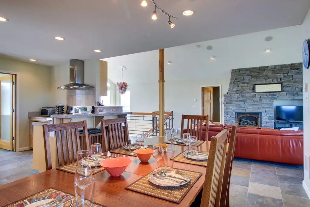 Oceanfront Home with Bay Views, Free WiFi, Gas Grill & Gas Fireplace