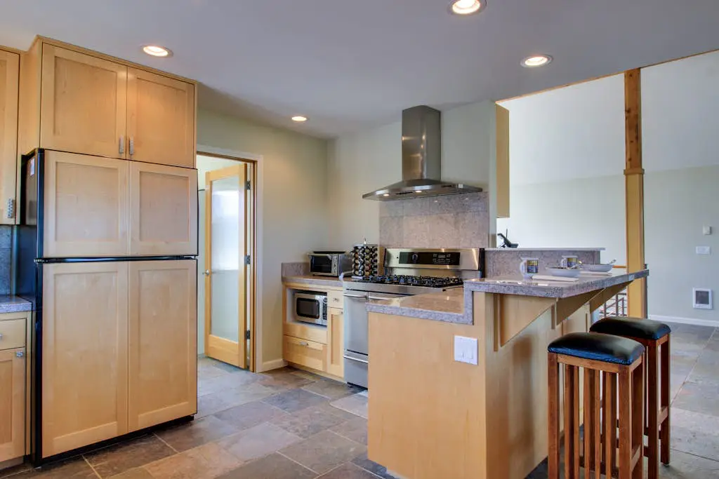 Oceanfront Home with Bay Views, Free WiFi, Gas Grill & Gas Fireplace