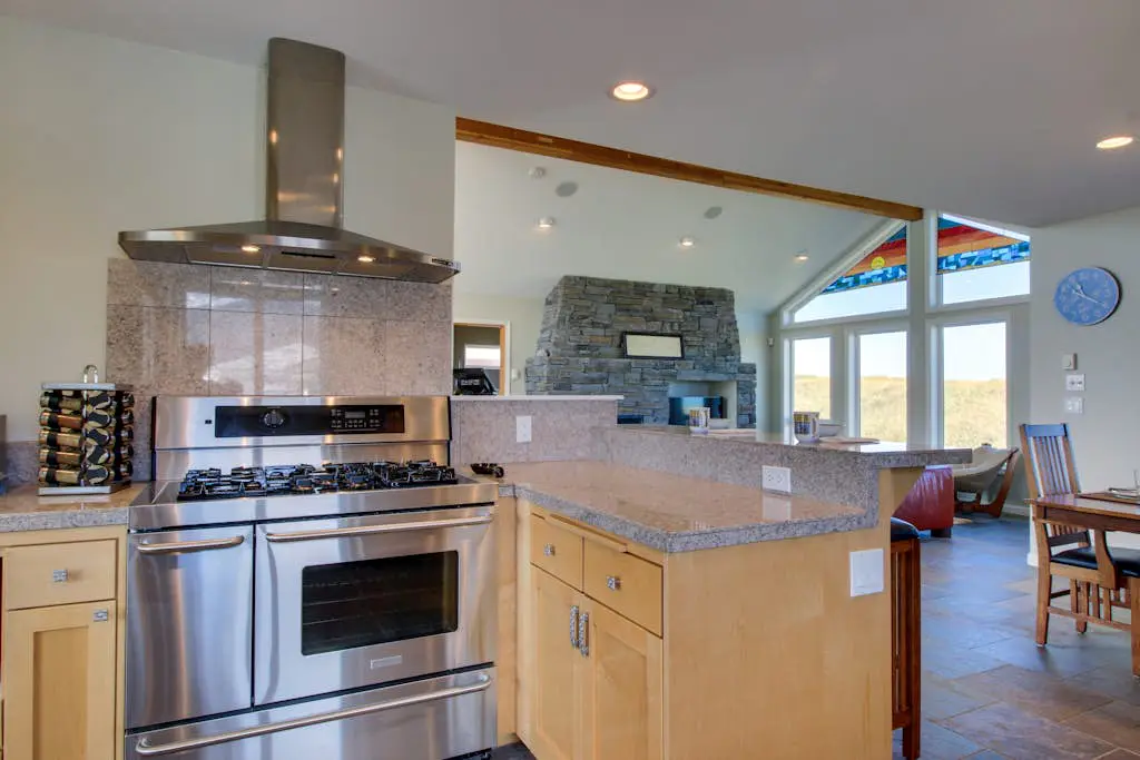 Oceanfront Home with Bay Views, Free WiFi, Gas Grill & Gas Fireplace