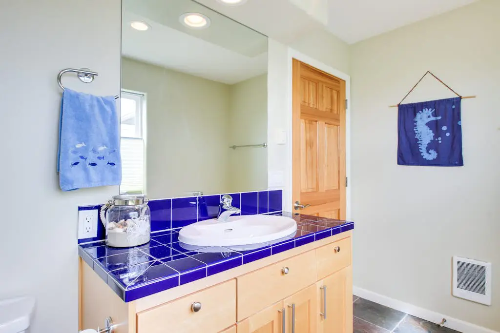 Oceanfront Home with Bay Views, Free WiFi, Gas Grill & Gas Fireplace