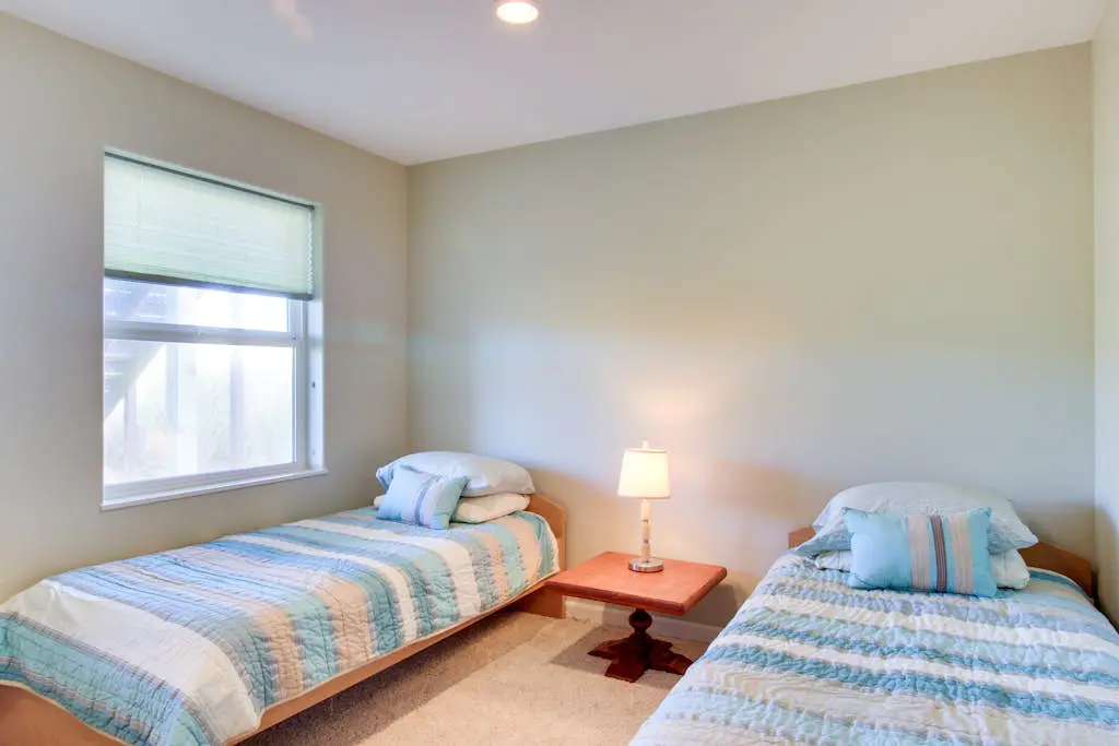 Oceanfront Home with Bay Views, Free WiFi, Gas Grill & Gas Fireplace