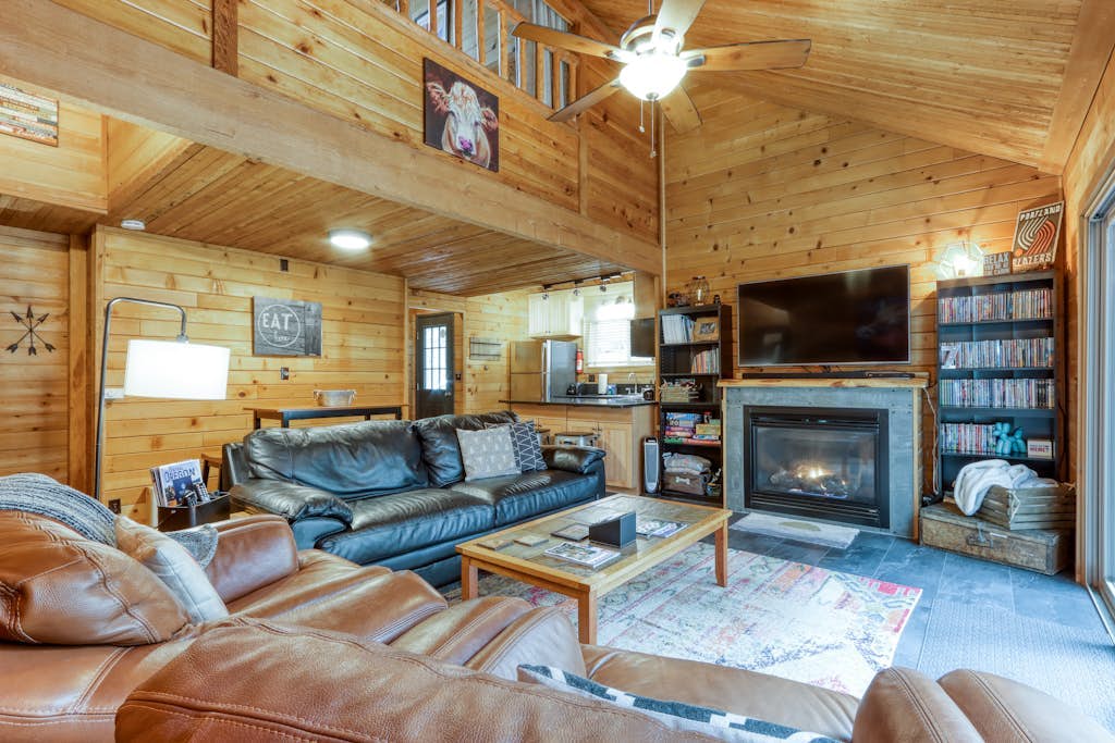 Cozy home with shared pool, sauna, golf, private hot tub & deck - dog-friendly
