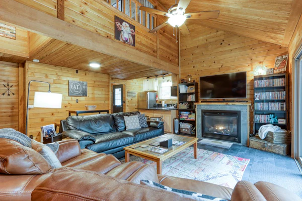 Cozy home with shared pool, sauna, golf, private hot tub & deck - dog-friendly