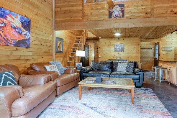 Cozy home with shared pool, sauna, golf, private hot tub & deck - dog-friendly