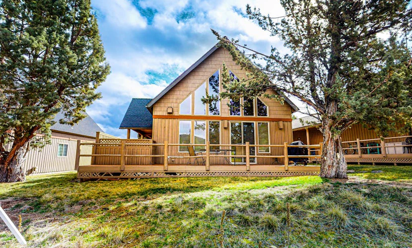 Gorgeous chalet w/private deck, fireplace, 3 pools, and gym