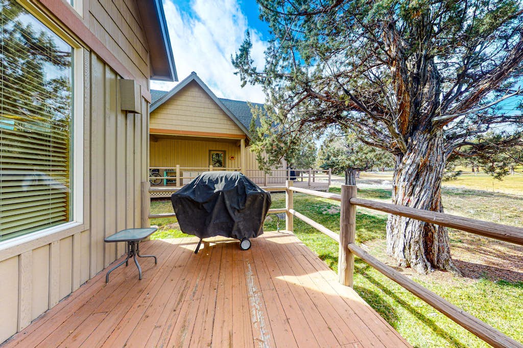 Gorgeous chalet w/private deck, fireplace, 3 pools, and gym