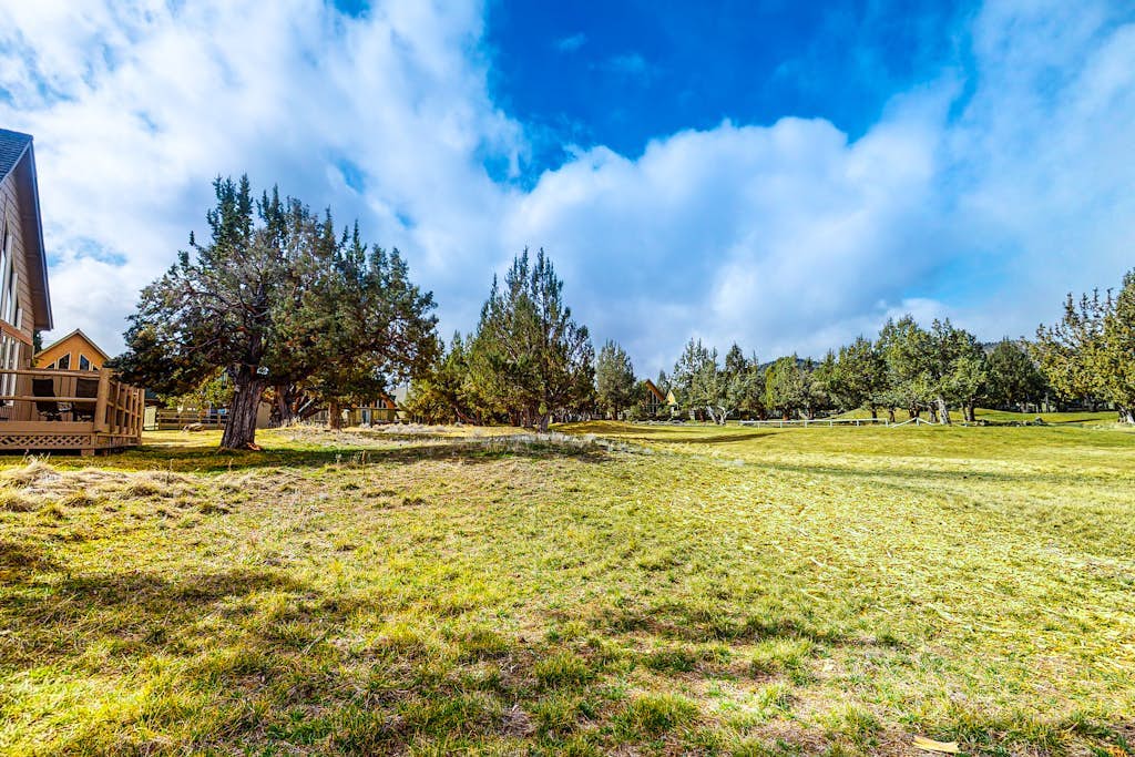 Gorgeous chalet w/private deck, fireplace, 3 pools, and gym