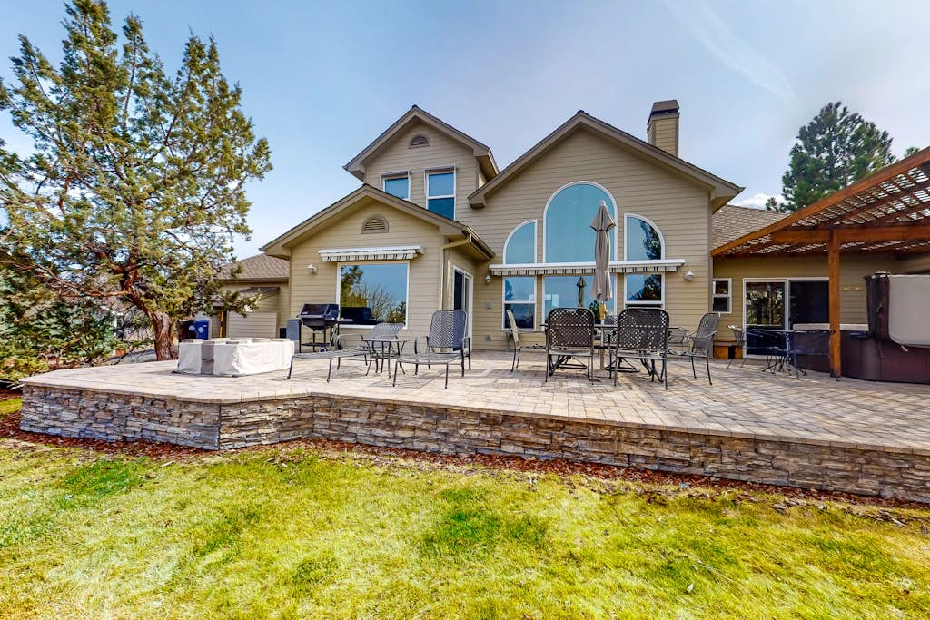 Spacious dog-friendly home with hot tub, fireplace & resort pools, golf, tennis