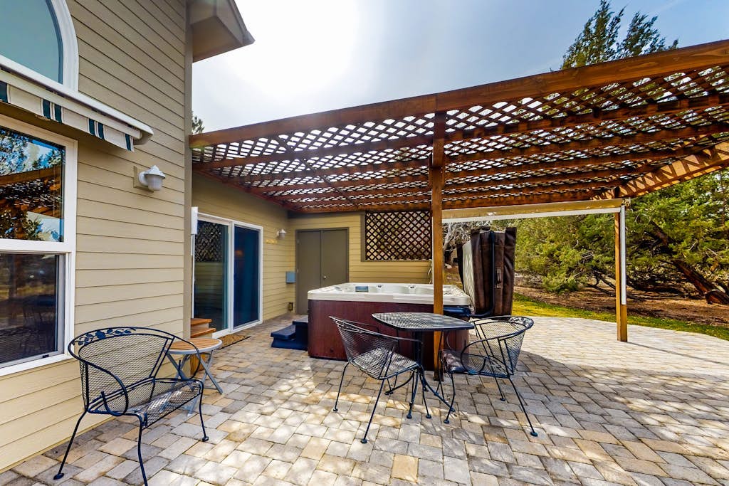 Spacious dog-friendly home with hot tub, fireplace & resort pools, golf, tennis