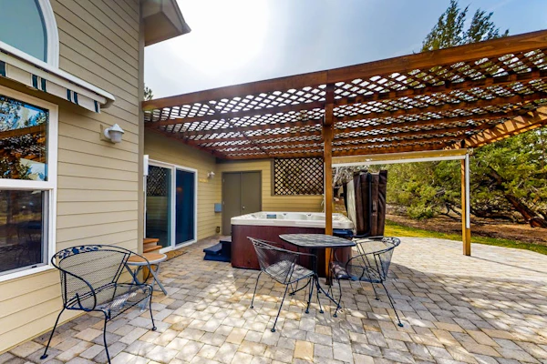 Spacious dog-friendly home with hot tub, fireplace & resort pools, golf, tennis