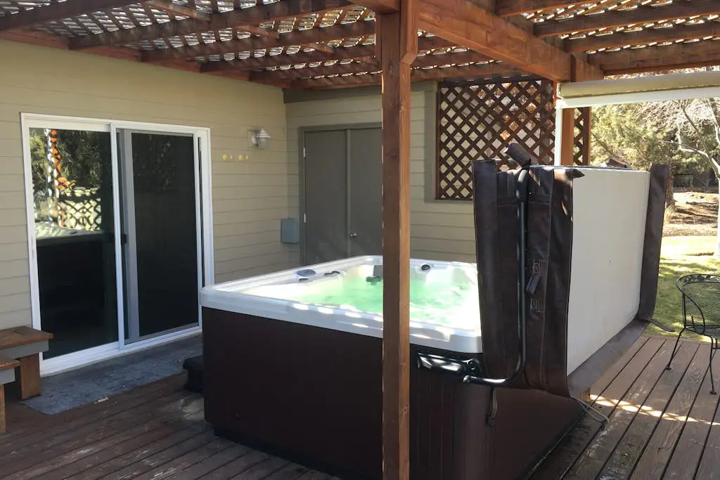 Spacious dog-friendly home with hot tub, fireplace & resort pools, golf, tennis