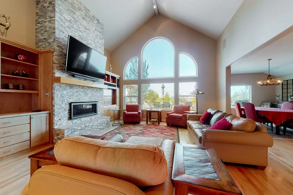 Spacious dog-friendly home with hot tub, fireplace & resort pools, golf, tennis