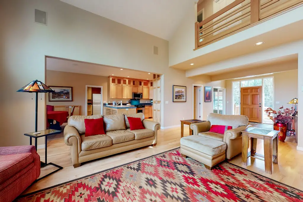 Spacious dog-friendly home with hot tub, fireplace & resort pools, golf, tennis