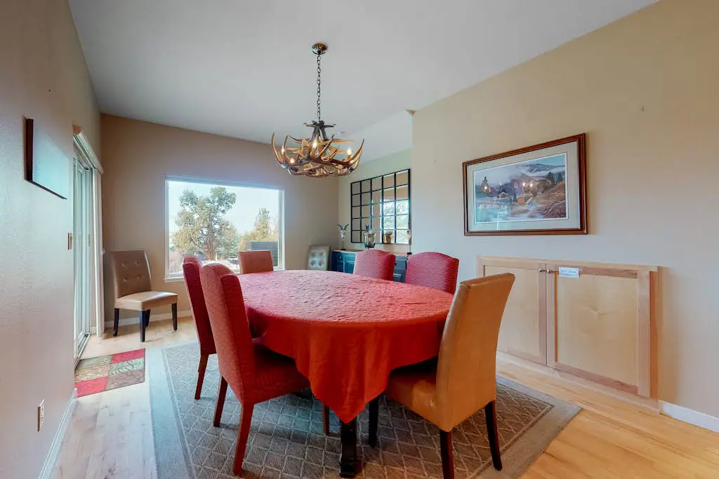 Spacious dog-friendly home with hot tub, fireplace & resort pools, golf, tennis