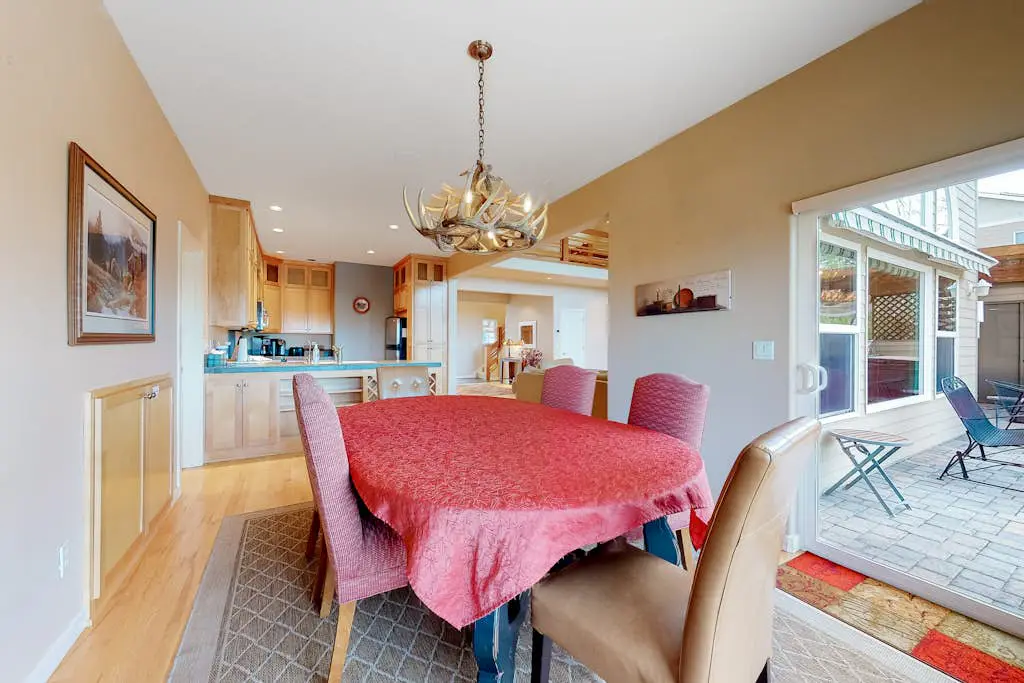 Spacious dog-friendly home with hot tub, fireplace & resort pools, golf, tennis