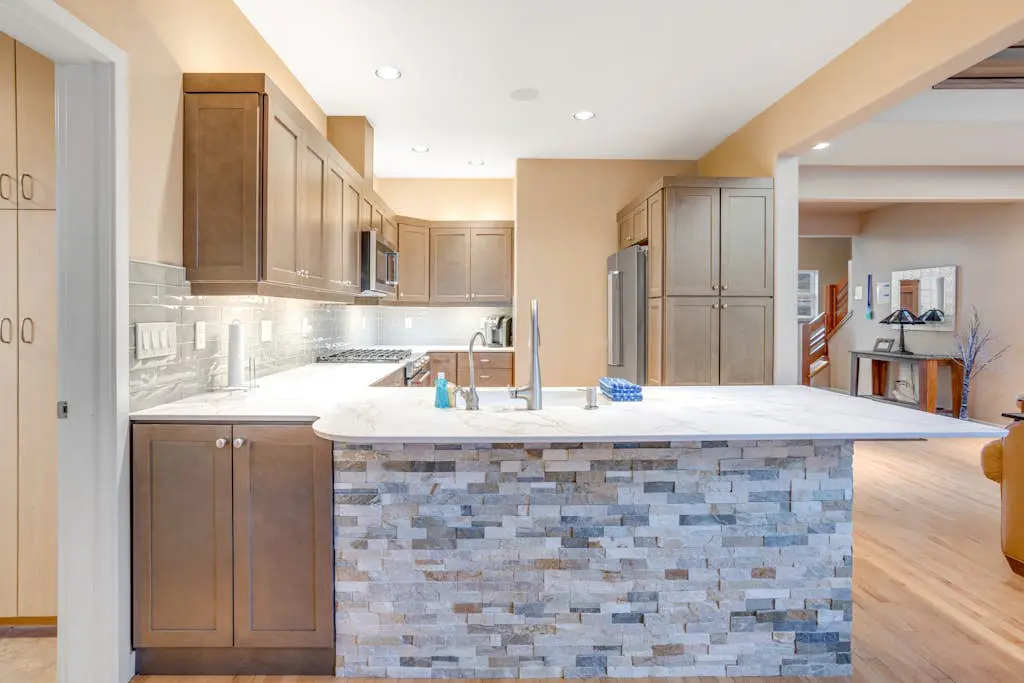 Spacious dog-friendly home with hot tub, fireplace & resort pools, golf, tennis