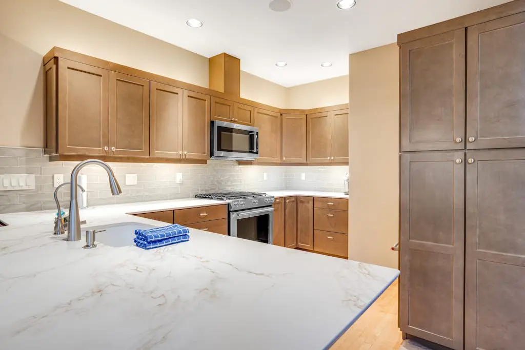 Spacious dog-friendly home with hot tub, fireplace & resort pools, golf, tennis