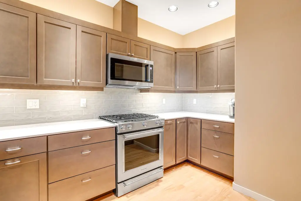 Spacious dog-friendly home with hot tub, fireplace & resort pools, golf, tennis