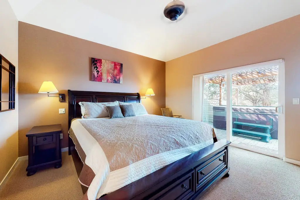 Spacious dog-friendly home with hot tub, fireplace & resort pools, golf, tennis