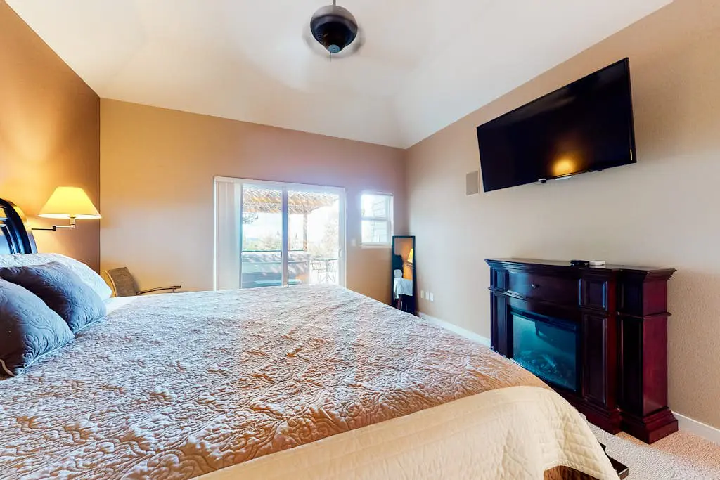 Spacious dog-friendly home with hot tub, fireplace & resort pools, golf, tennis