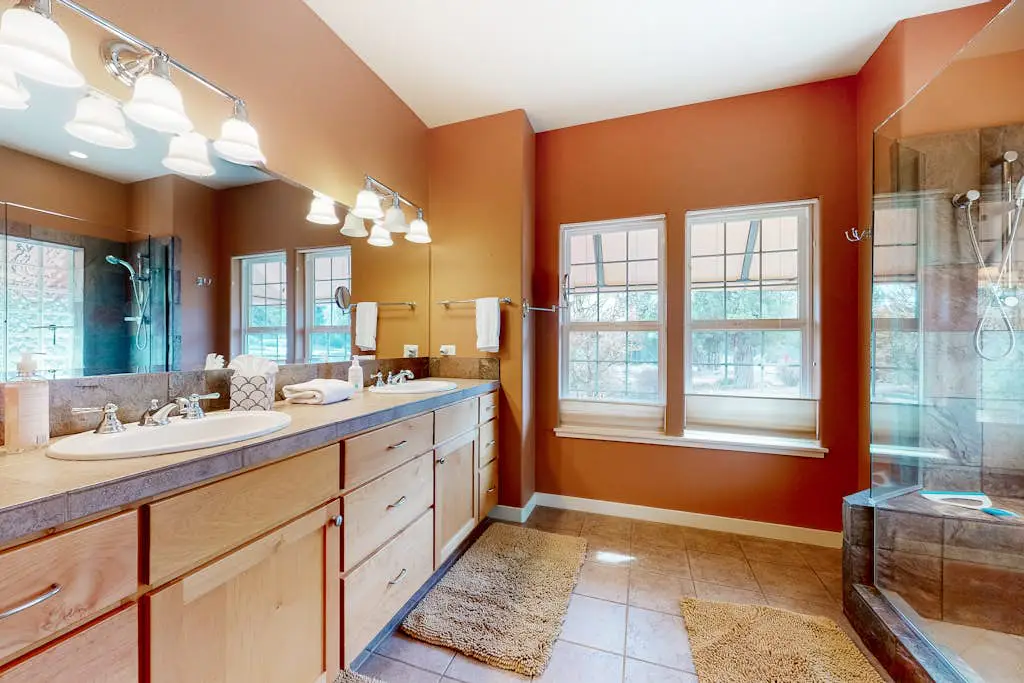 Spacious dog-friendly home with hot tub, fireplace & resort pools, golf, tennis