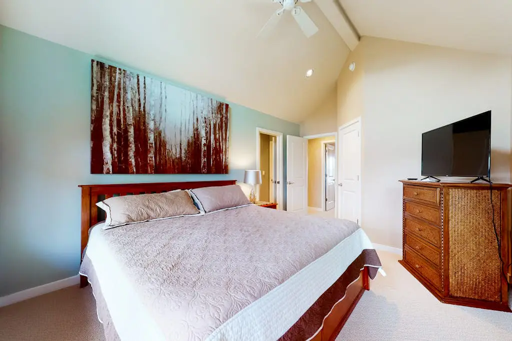 Spacious dog-friendly home with hot tub, fireplace & resort pools, golf, tennis