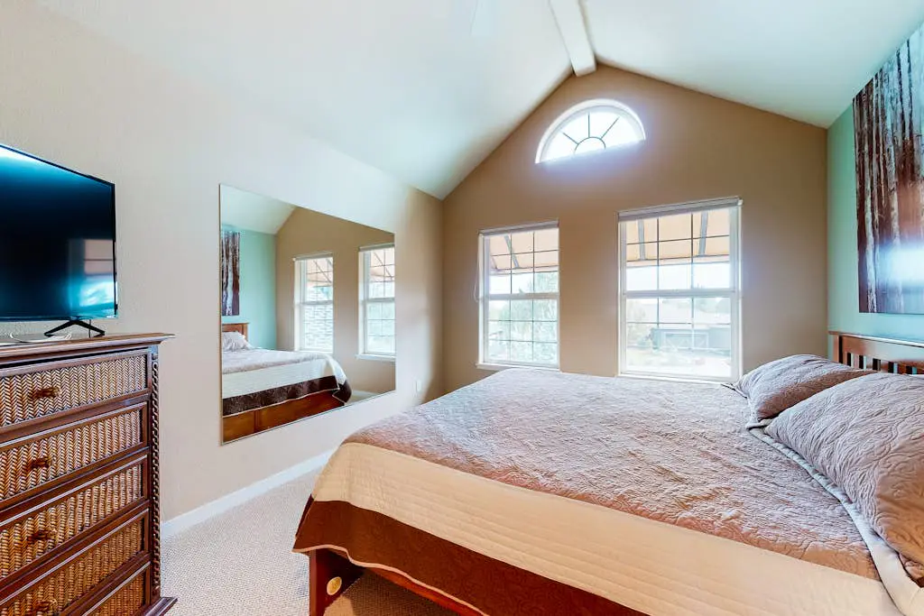 Spacious dog-friendly home with hot tub, fireplace & resort pools, golf, tennis