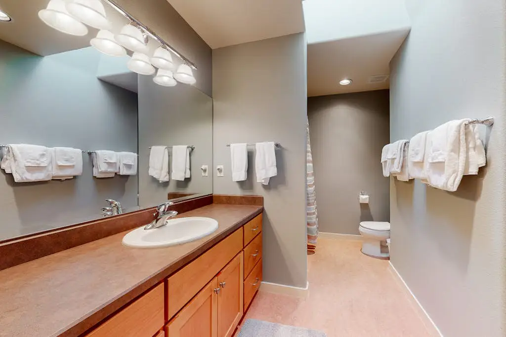 Spacious dog-friendly home with hot tub, fireplace & resort pools, golf, tennis