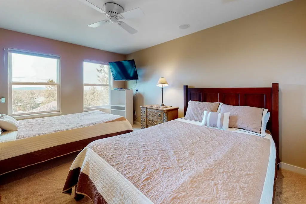 Spacious dog-friendly home with hot tub, fireplace & resort pools, golf, tennis