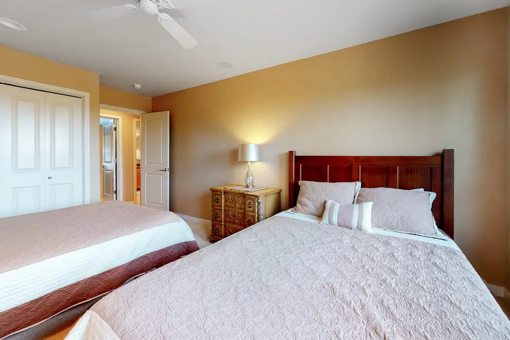 Spacious dog-friendly home with hot tub, fireplace & resort pools, golf, tennis
