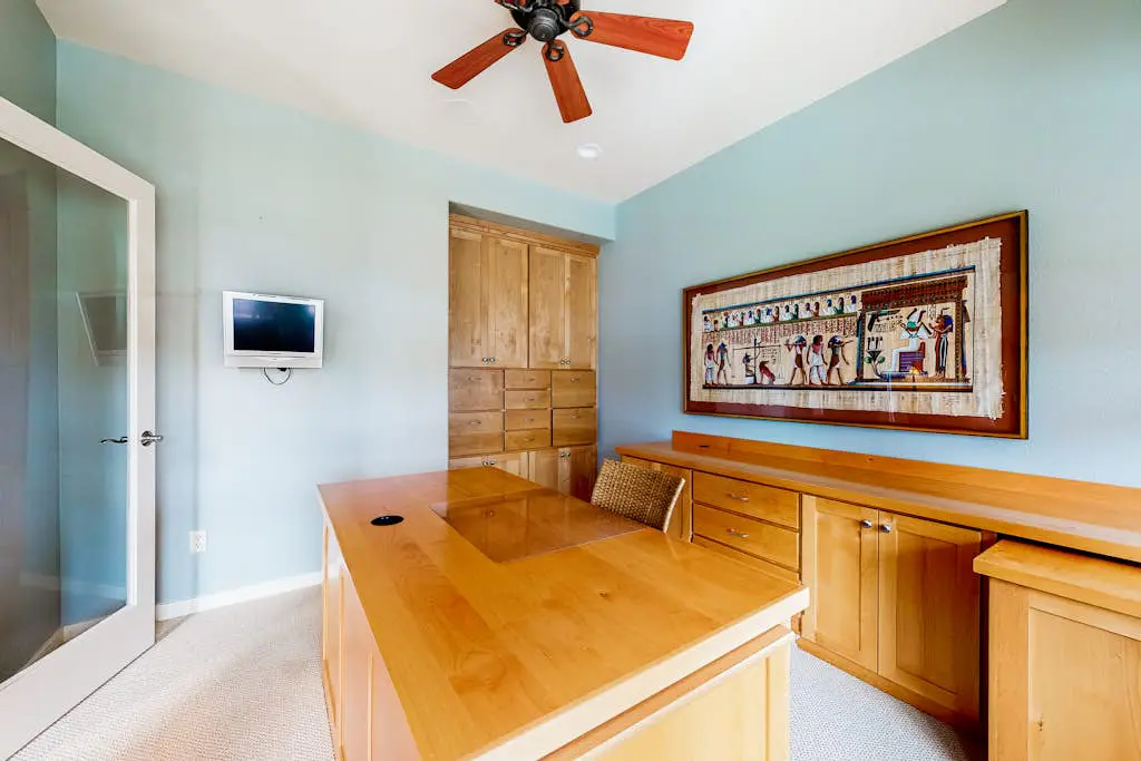 Spacious dog-friendly home with hot tub, fireplace & resort pools, golf, tennis