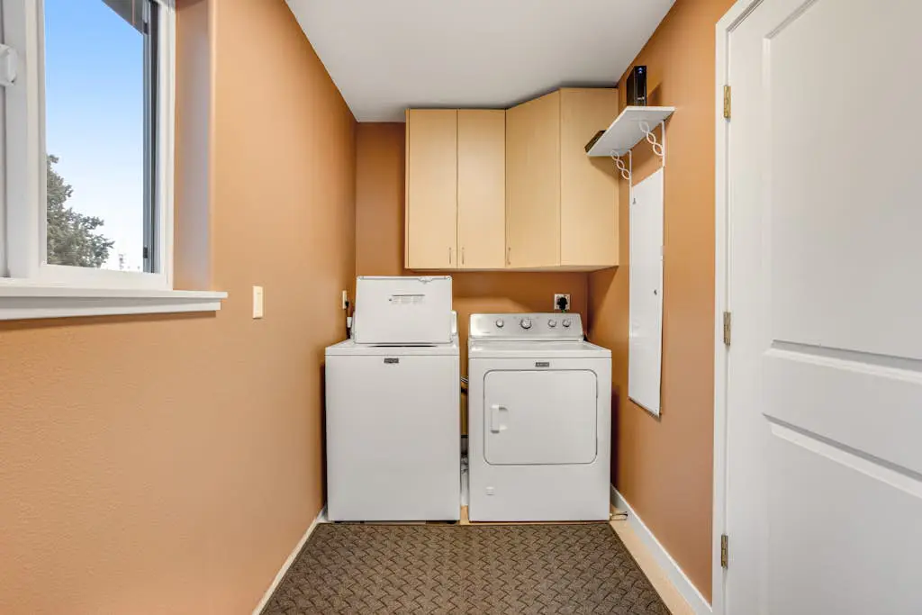 Spacious dog-friendly home with hot tub, fireplace & resort pools, golf, tennis