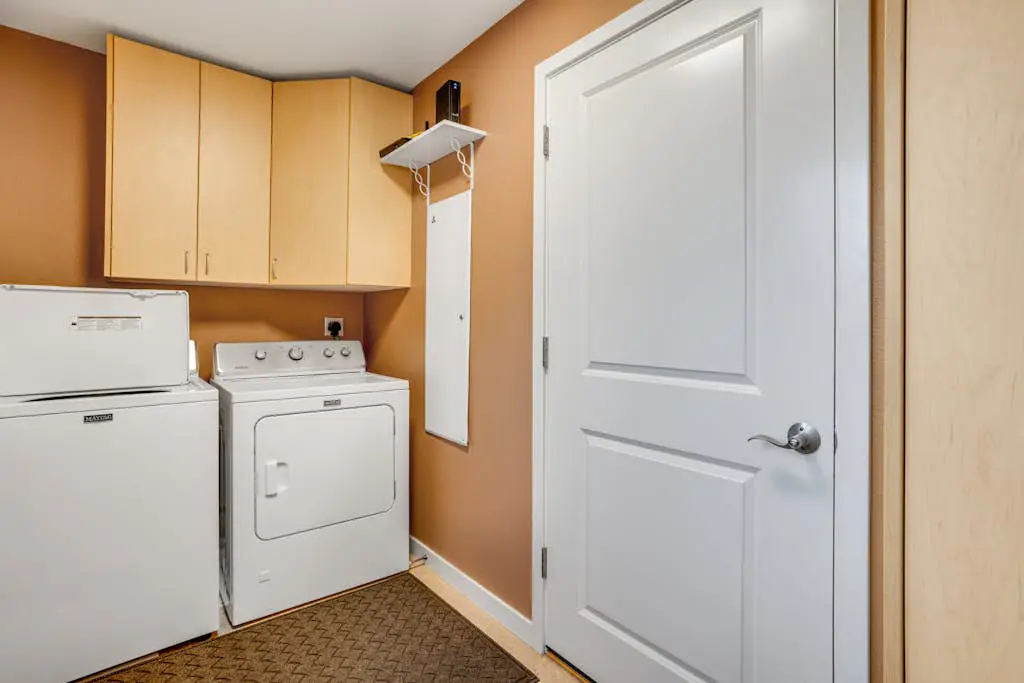 Spacious dog-friendly home with hot tub, fireplace & resort pools, golf, tennis