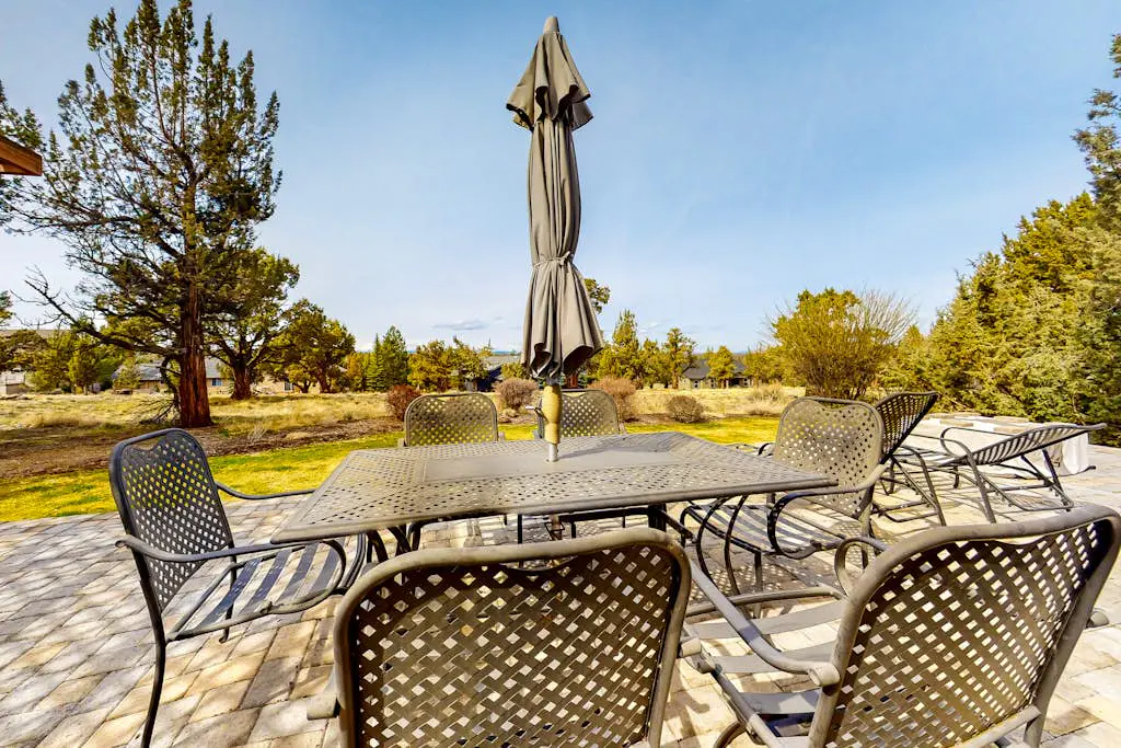 Spacious dog-friendly home with hot tub, fireplace & resort pools, golf, tennis