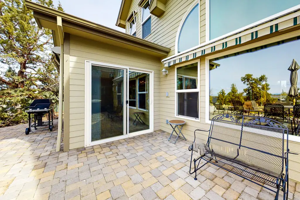 Spacious dog-friendly home with hot tub, fireplace & resort pools, golf, tennis