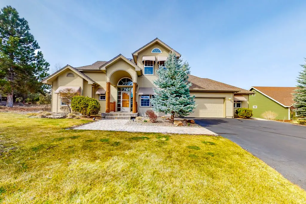 Spacious dog-friendly home with hot tub, fireplace & resort pools, golf, tennis