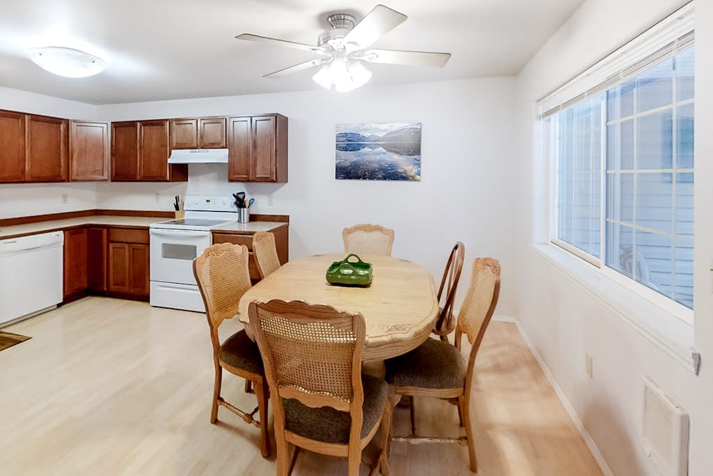 Ground-Floor Condo w/Washer/Dryer, Gas Grill, Fireplace, WiFi