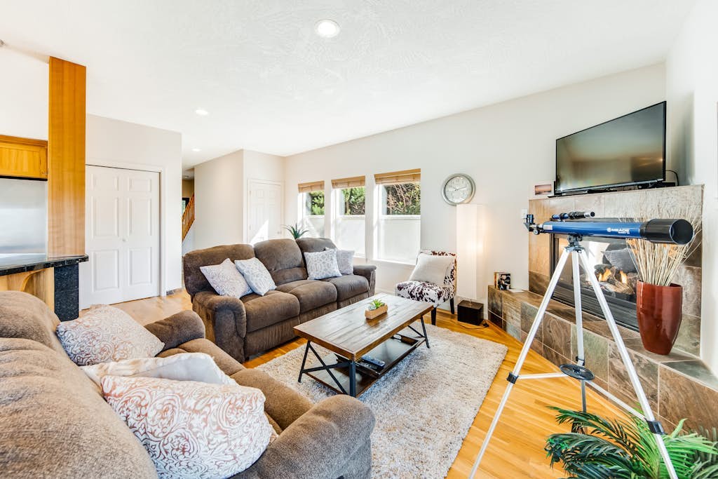 Beautiful Home with Ocean and Yaquina Lighthouse Views - Walk to the Beach
