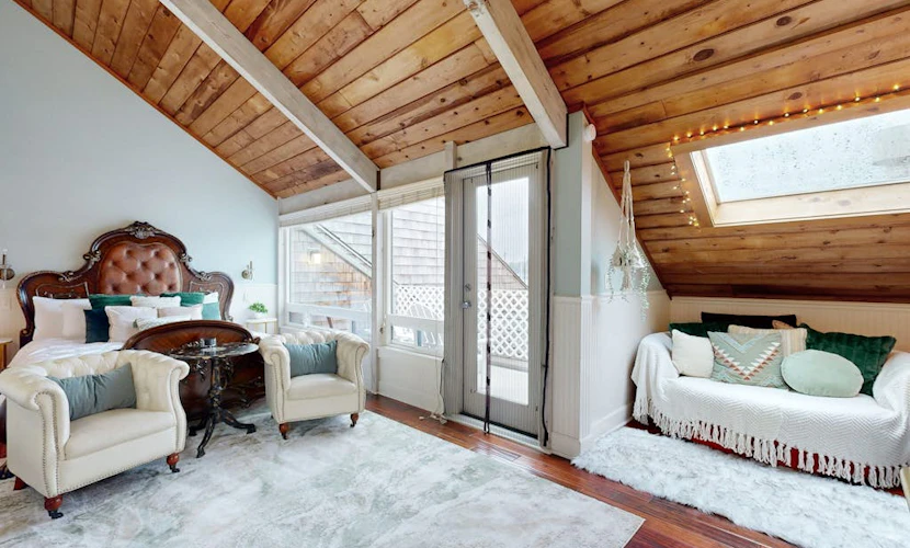 Oceanfront studio - harbor views, shared sauna & dog-friendly