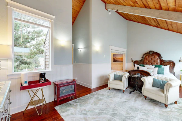 Oceanfront studio - harbor views, shared sauna & dog-friendly