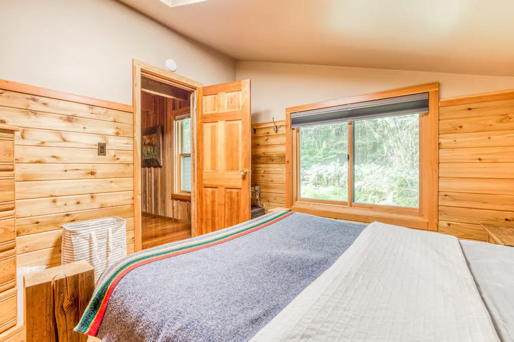 Luxe compound with private sauna, hot tub, rec house & fireplace